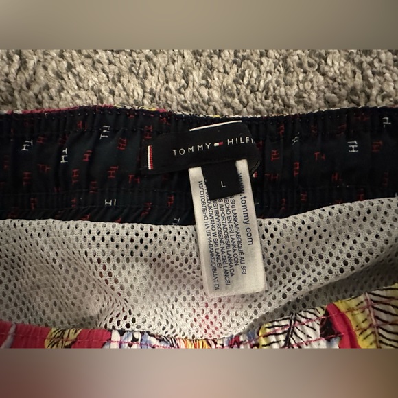 Tommy Hilfiger board Shorts size L - Picture 3 of 3